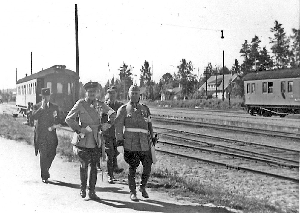 Marsalkka Mannerheim ja Gösta Serlachius kävelevät radan vartta pitkin Vilppulan asemalla heinäkuussa 1938.