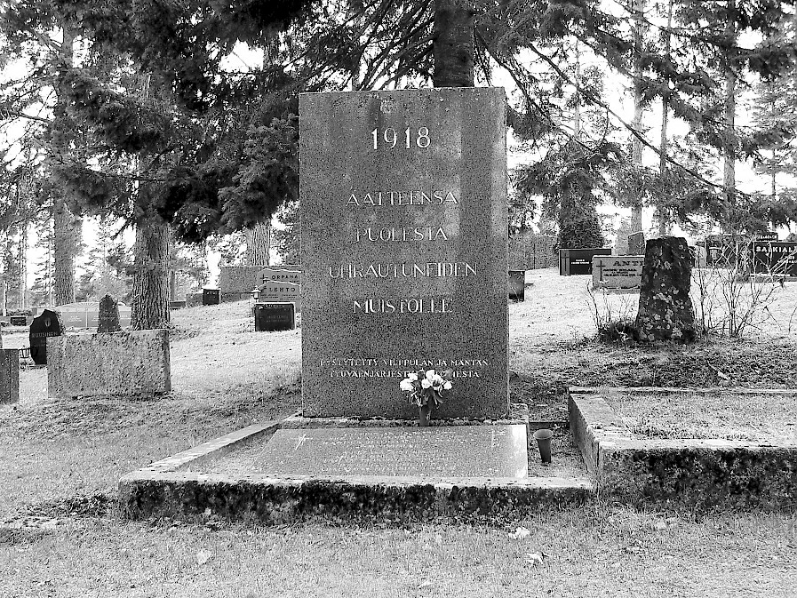 Vuonna 1946 pystytetty punaisten muistomerkki, sekä 1994 lisätty lisäosa Vilppulan hautausmaalla. Muistomerkin takana puita ja hautakiviä.
