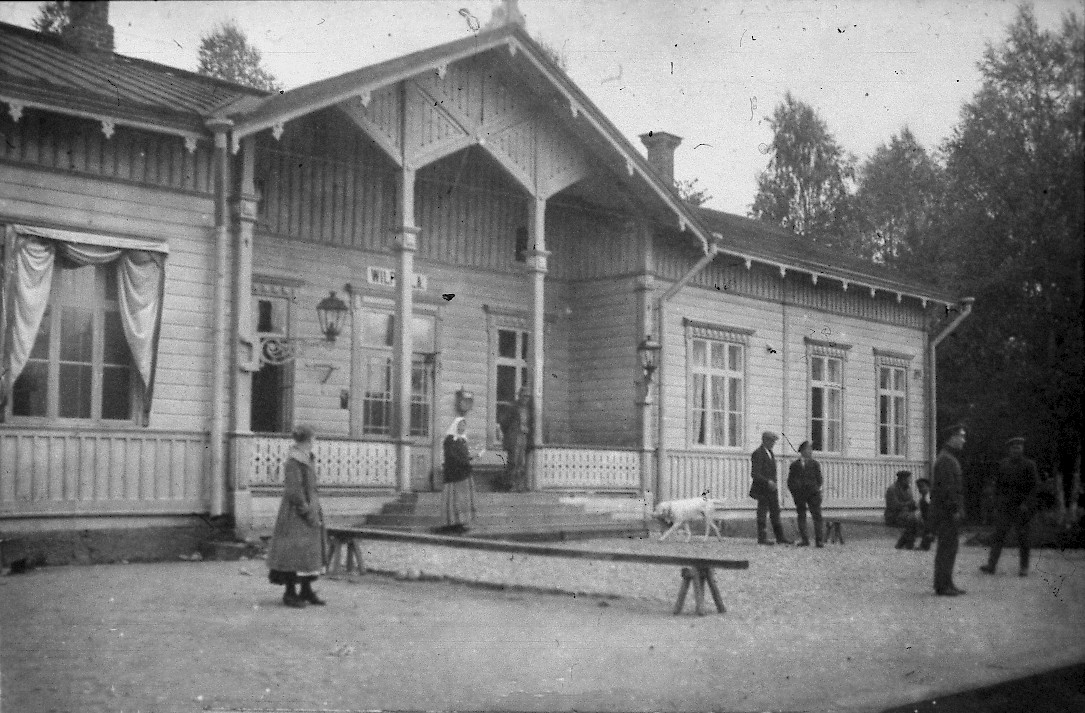 Vilppulan asema vuonna 1921. Ihmisiä odottamassa junaa aseman pihalla.