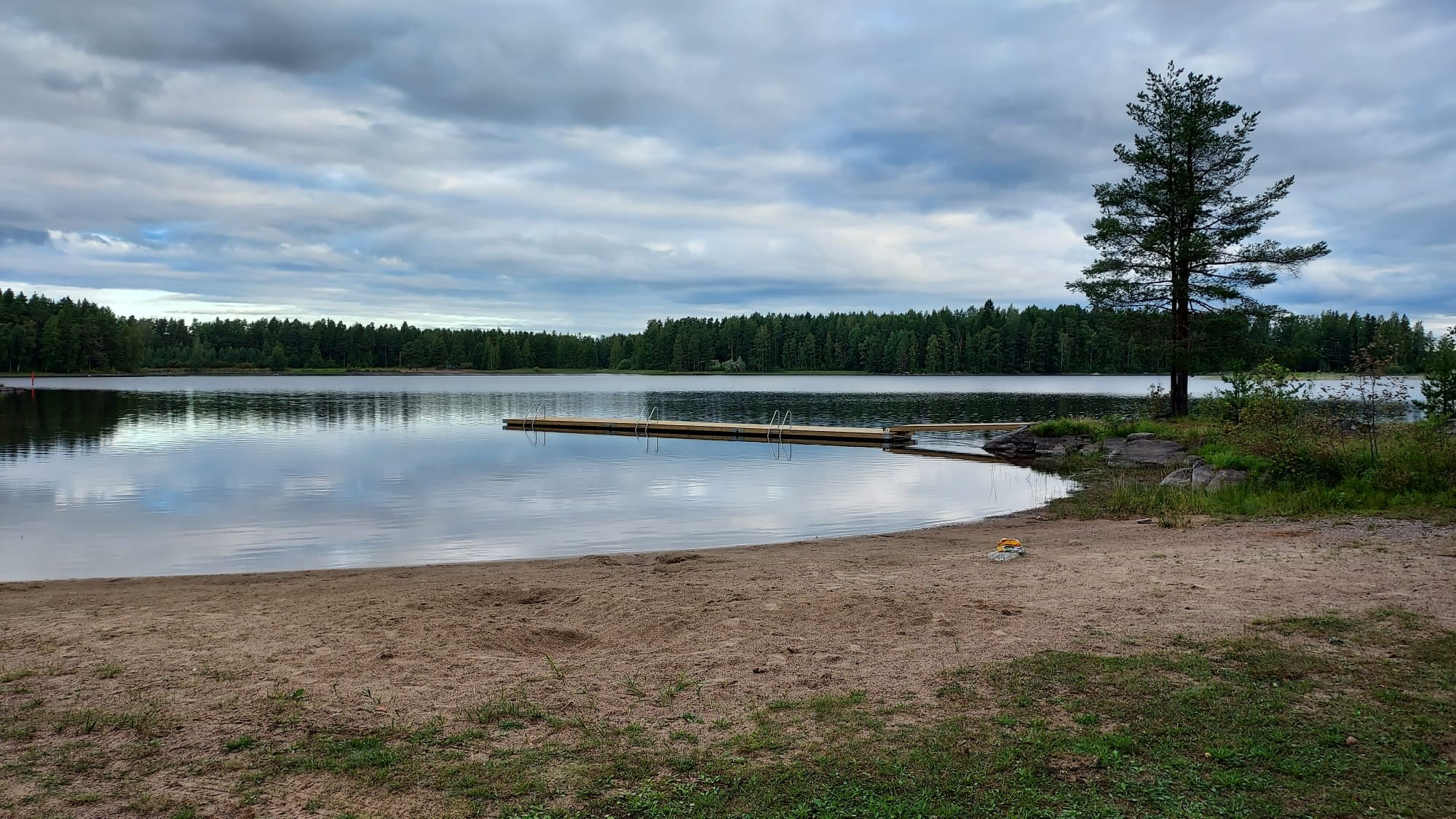 Keskisenlahden uimarantaa valmistellaan virallistamista varten – uusi laituri asennettu