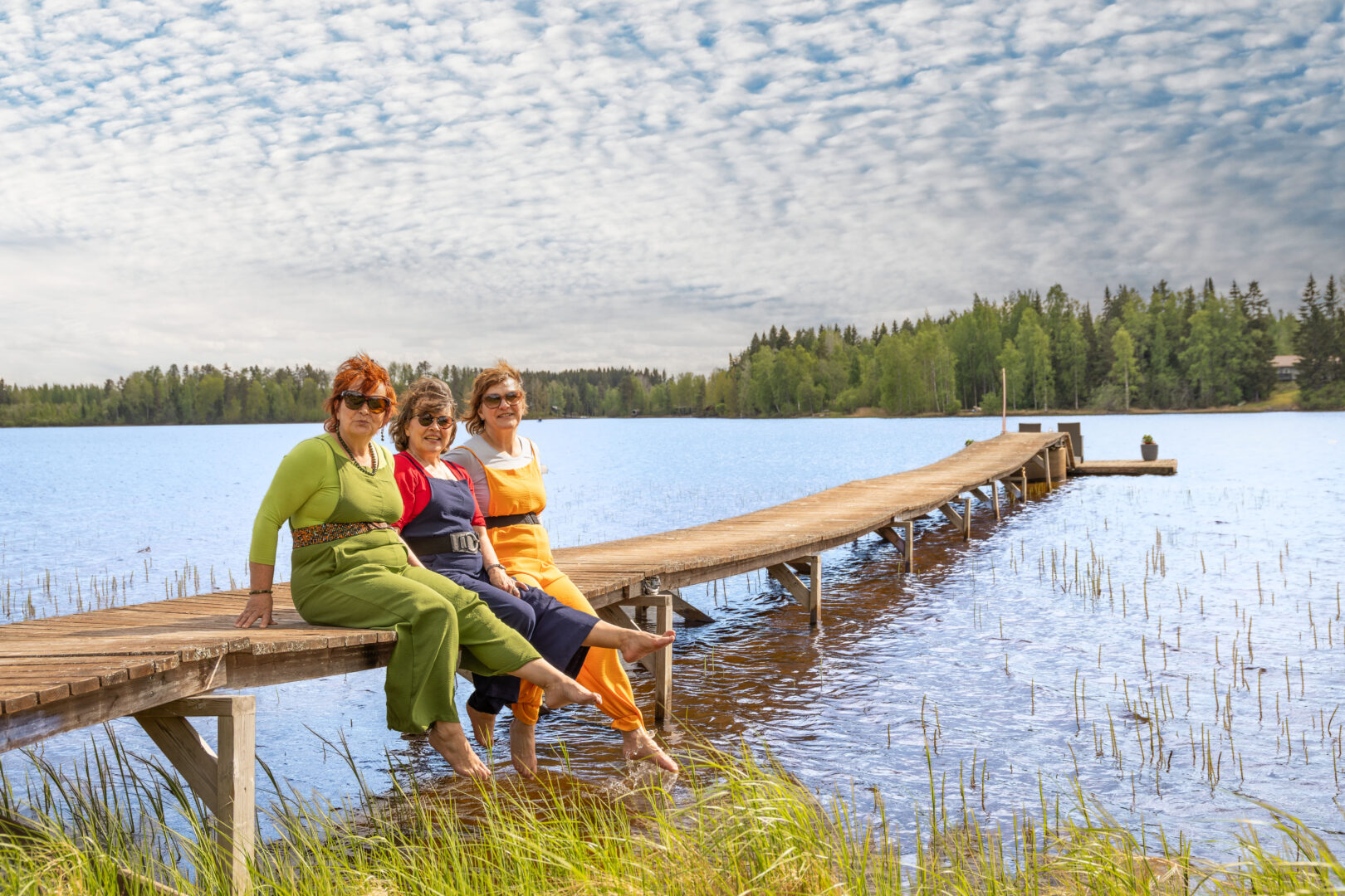Kesäpäivä järven rannalla laiturilla
